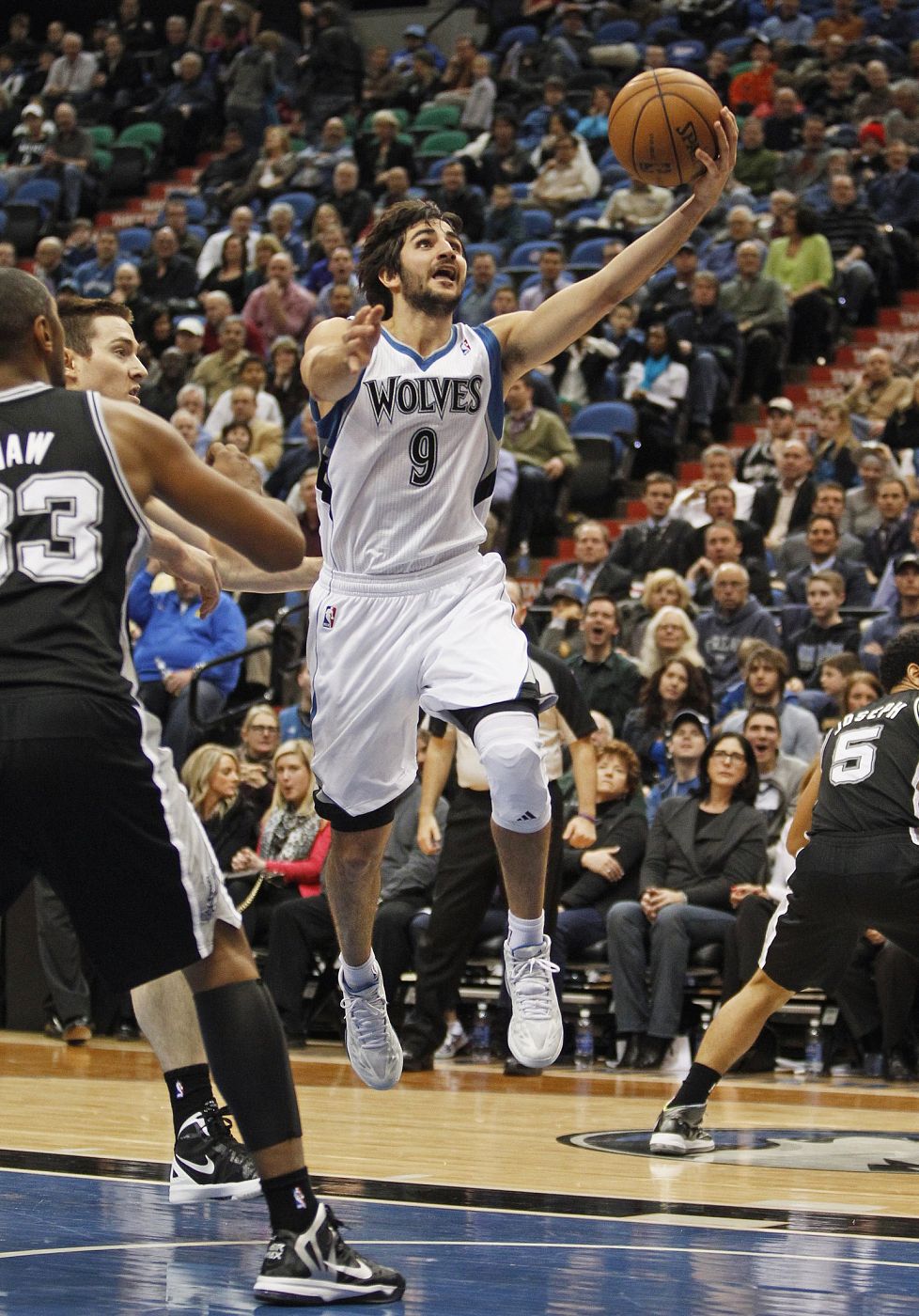 Ricky Rubio intenta una bandeja ante los San Antonio Spurs