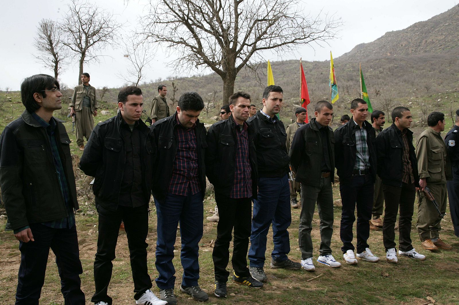 Los ocho turcos secuestrados por el PKK, en el momento de su entrega en la ciudad iraquí de Dohuk.