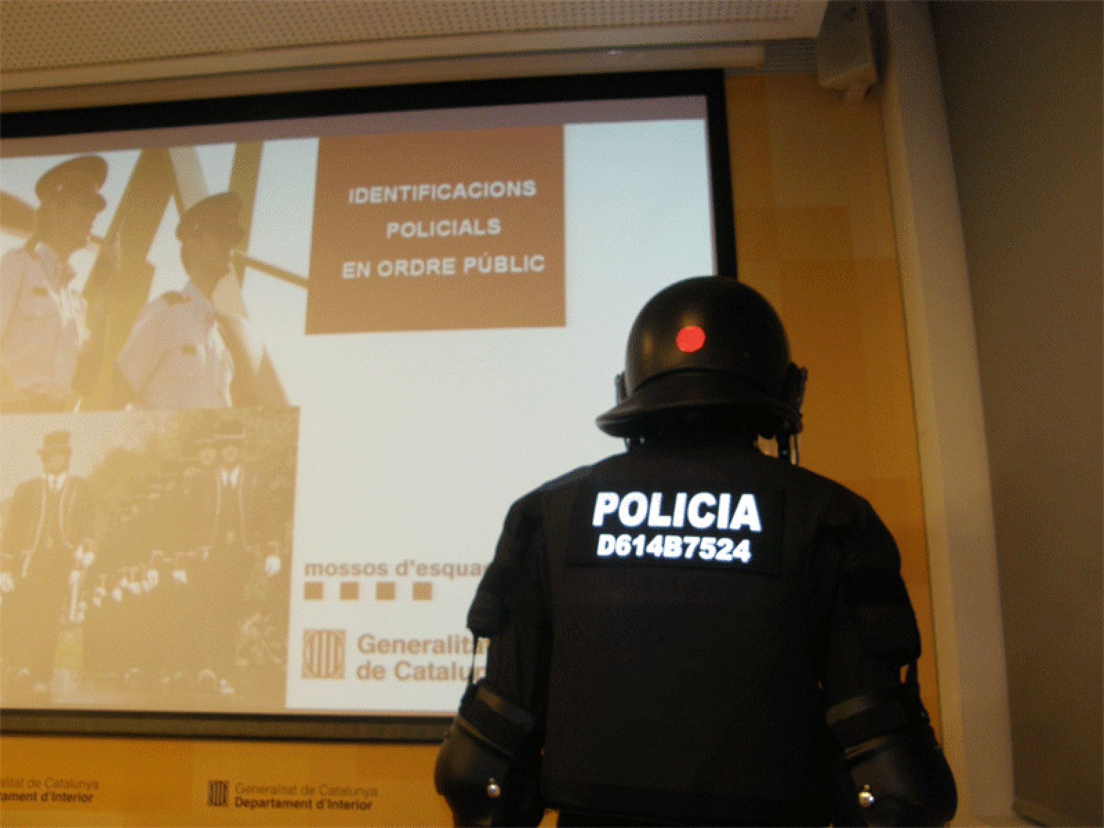 Los nuevos códigos de identificación que llevarán los antidisturbios de los Mossos d'Esquadra