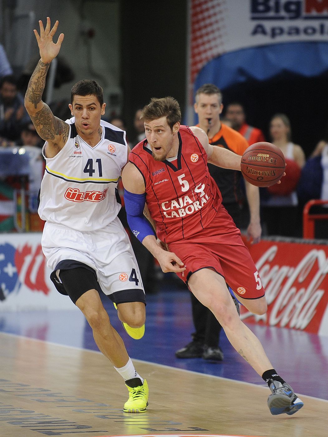 Andres Nocioni trata de superar al jugador del Fenerbahce Ulker Ilkan Karaman durante el partido.