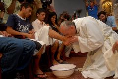 Francisco prefiere que los argentinos hagan un gesto de caridad antes que viajar a Roma