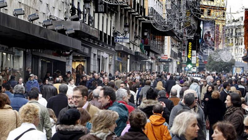 El número de españoles residentes en el extranjero creció en más de 114.000 en 2012