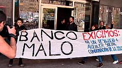 La Policía detiene a 18 activistas contra los desahucios encerrados en la sede del banco malo