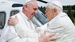 Francisco y Benedicto XVI se funden en un abrazo en Castelgandolfo en su primer encuentro