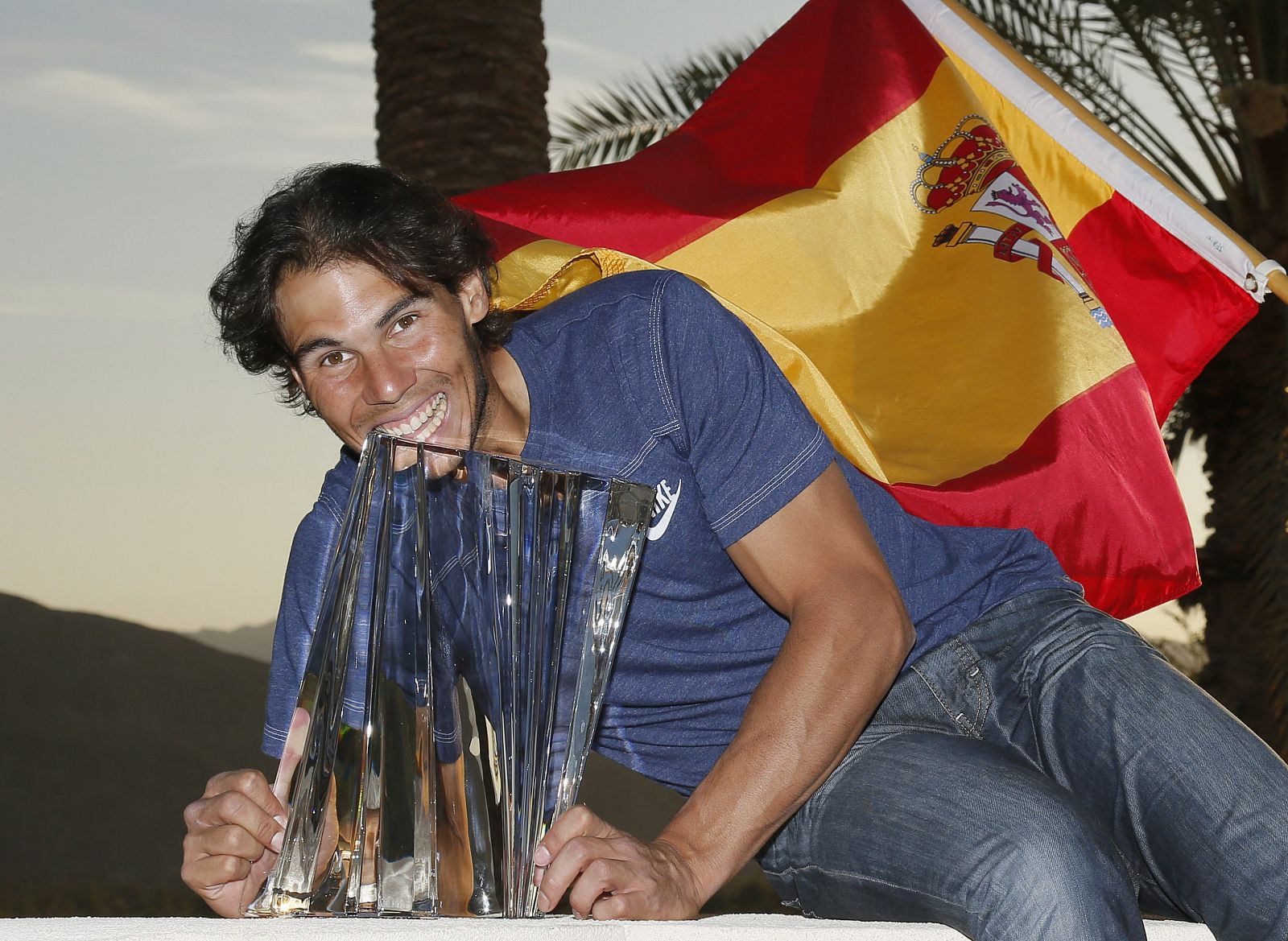 Rafa Nadal con el trofeo ganado en el Master 1000 de Indian Wells