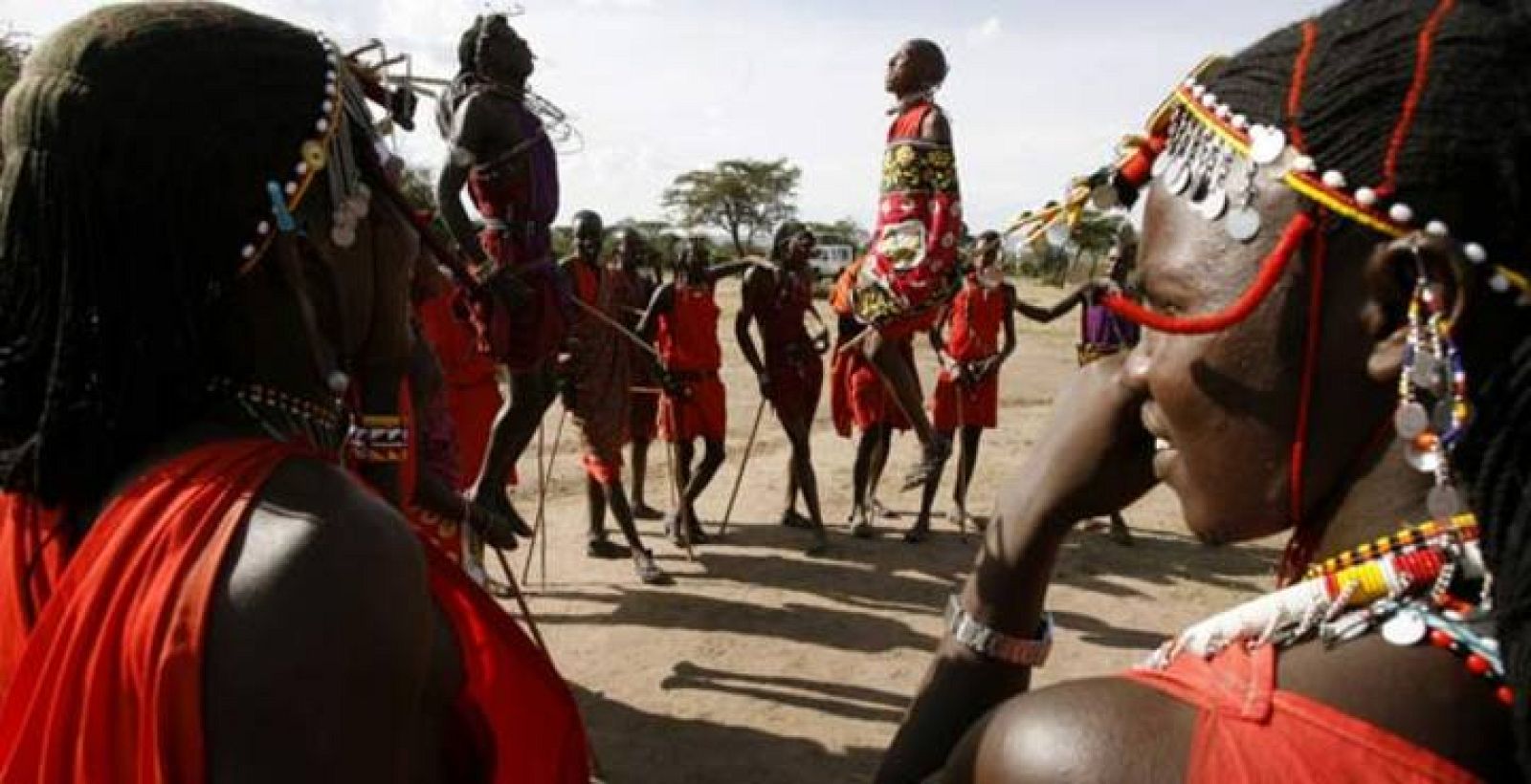 Un grupo de guerreros masai salta durante una danza tradicional