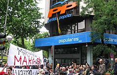 Unos 200 partidarios de San Gil piden la dimisión de Rajoy frente a la sede del PP en Madrid
