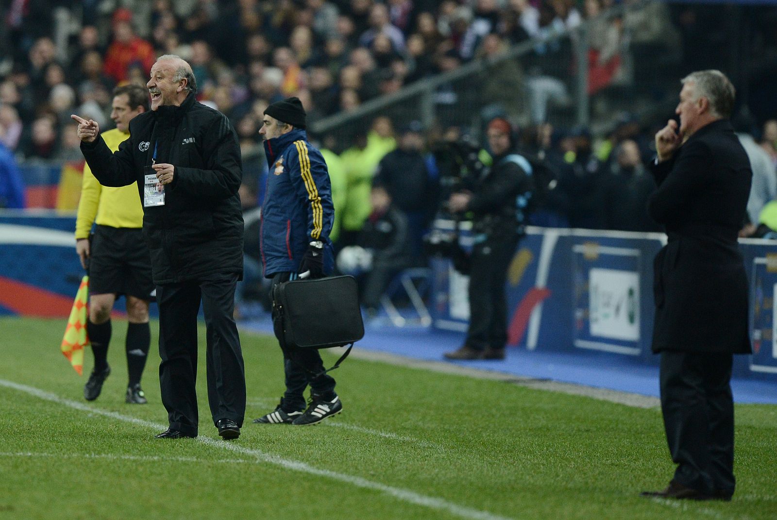 Vicente del Bosque (iz.) da instrucciones a sus jugadores ante la mirada de Deschamps (dcha.)