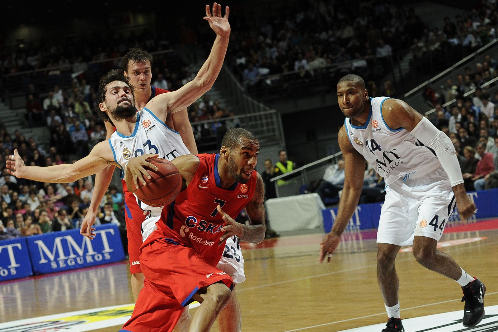 El jugador del CSKA Aaron Jackson trata de superar al madridista Sergio Llull