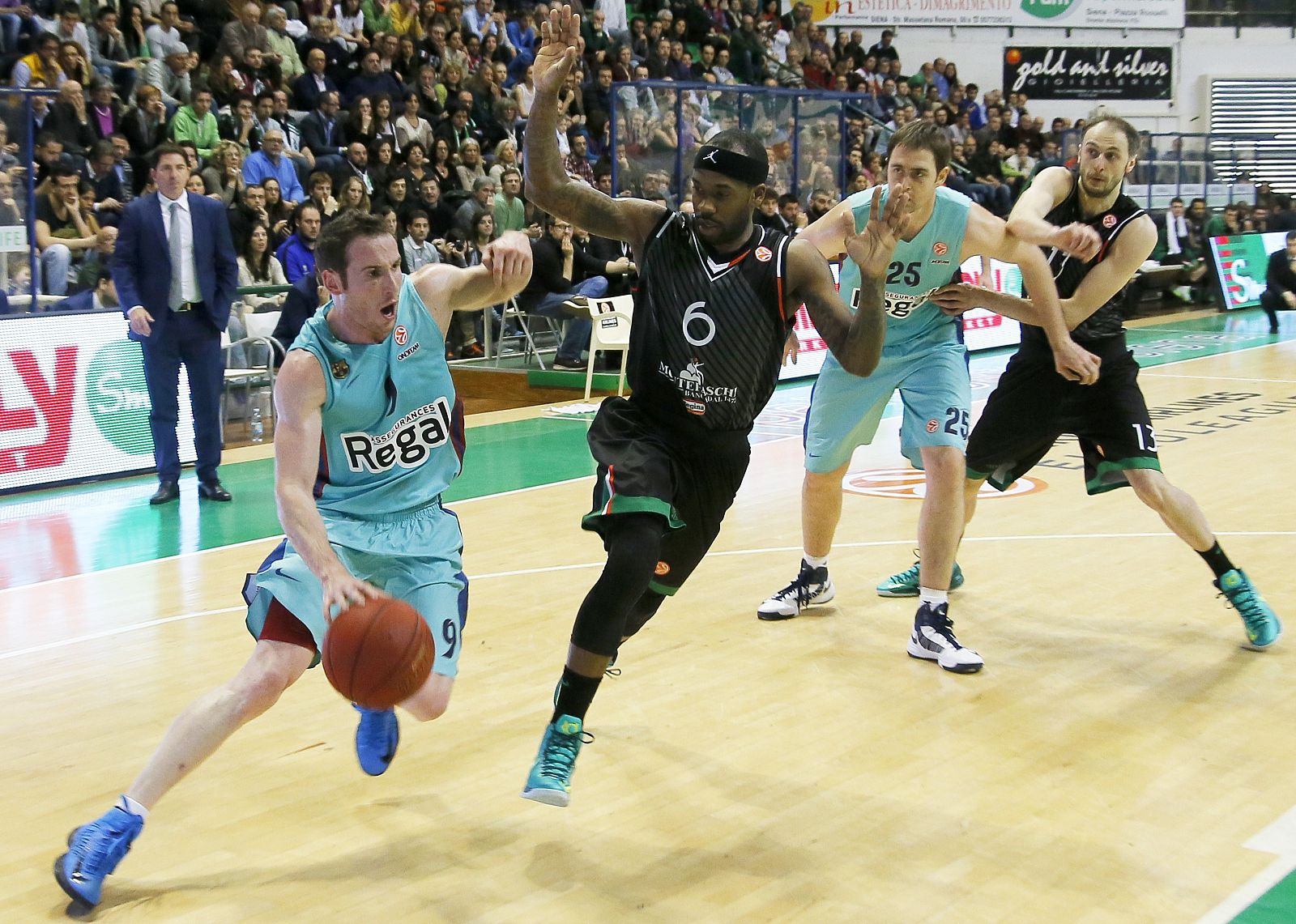El base del FC Barcelona Regal, Marcelinho Huertas, trata de avanzar ante la oposición de Bobby Brown, del Montepaschi