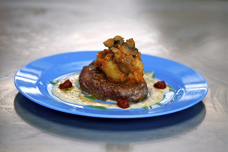 Solomillo de vila en salsa de mostaza y miel, con de patatas y championes