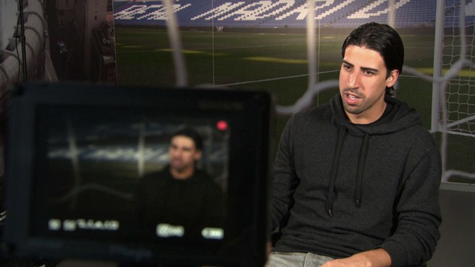 Sami Khedira, centrocampista alemán del Real Madrid, entrevistado en el Santiago Bernabéu