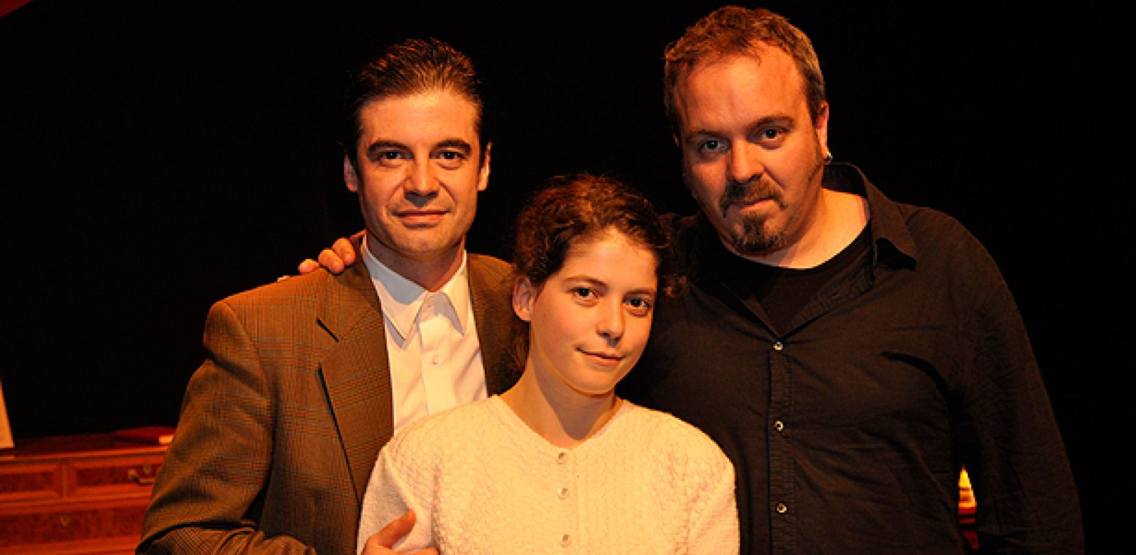Antolín Romero y Patricia López, protagonistas de 'La entrega de Madrid', junto al escritor y director de la obra, Rubén Buren