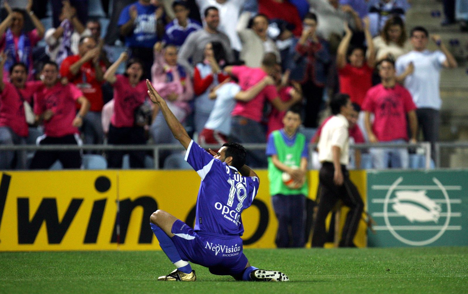 Getafe's Guiza celebrates his goal against Mallorca during their Spanish First Division soccer match ...