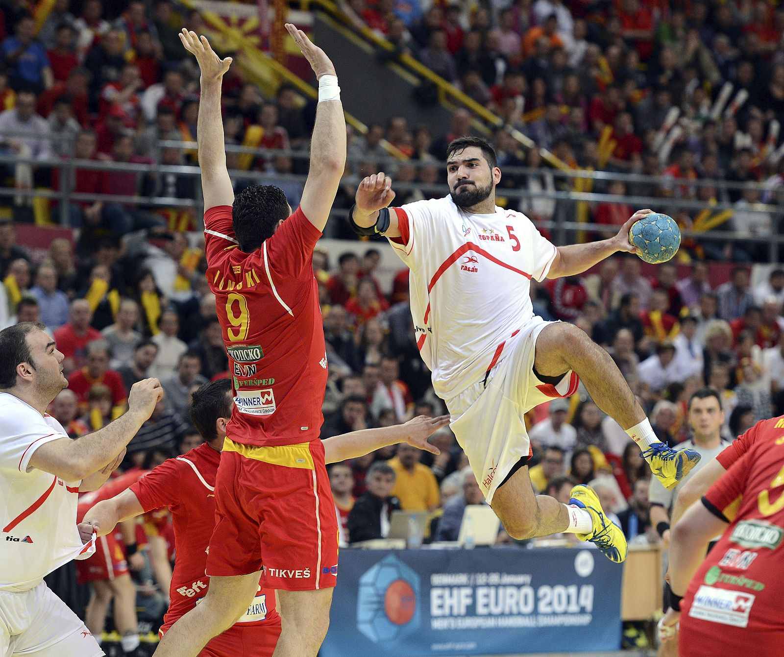 Jorge Maqueda trata de marcar ante la presencia Ace Jonovski