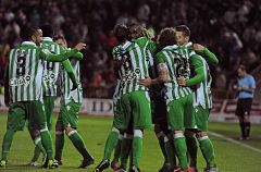 El Betis fulmina al Granada y avisa al Sevilla