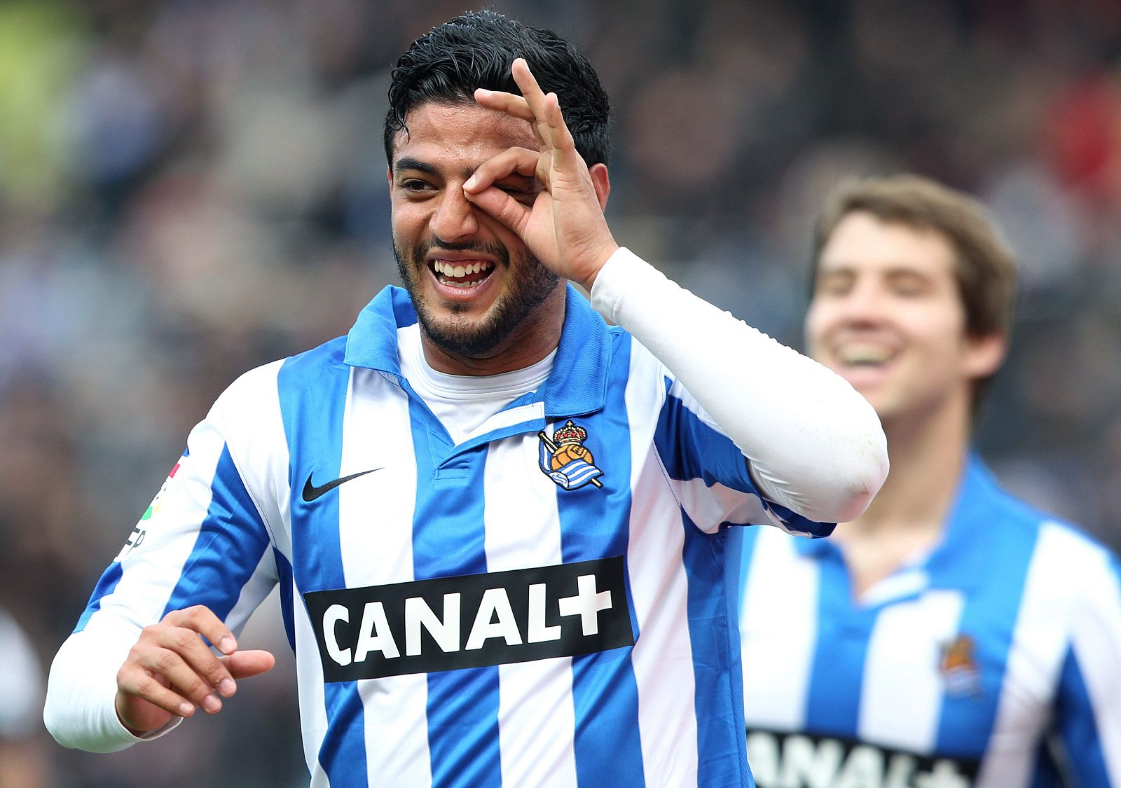 Carlos Vela (i) celebra el gol marcado ante el Málaga