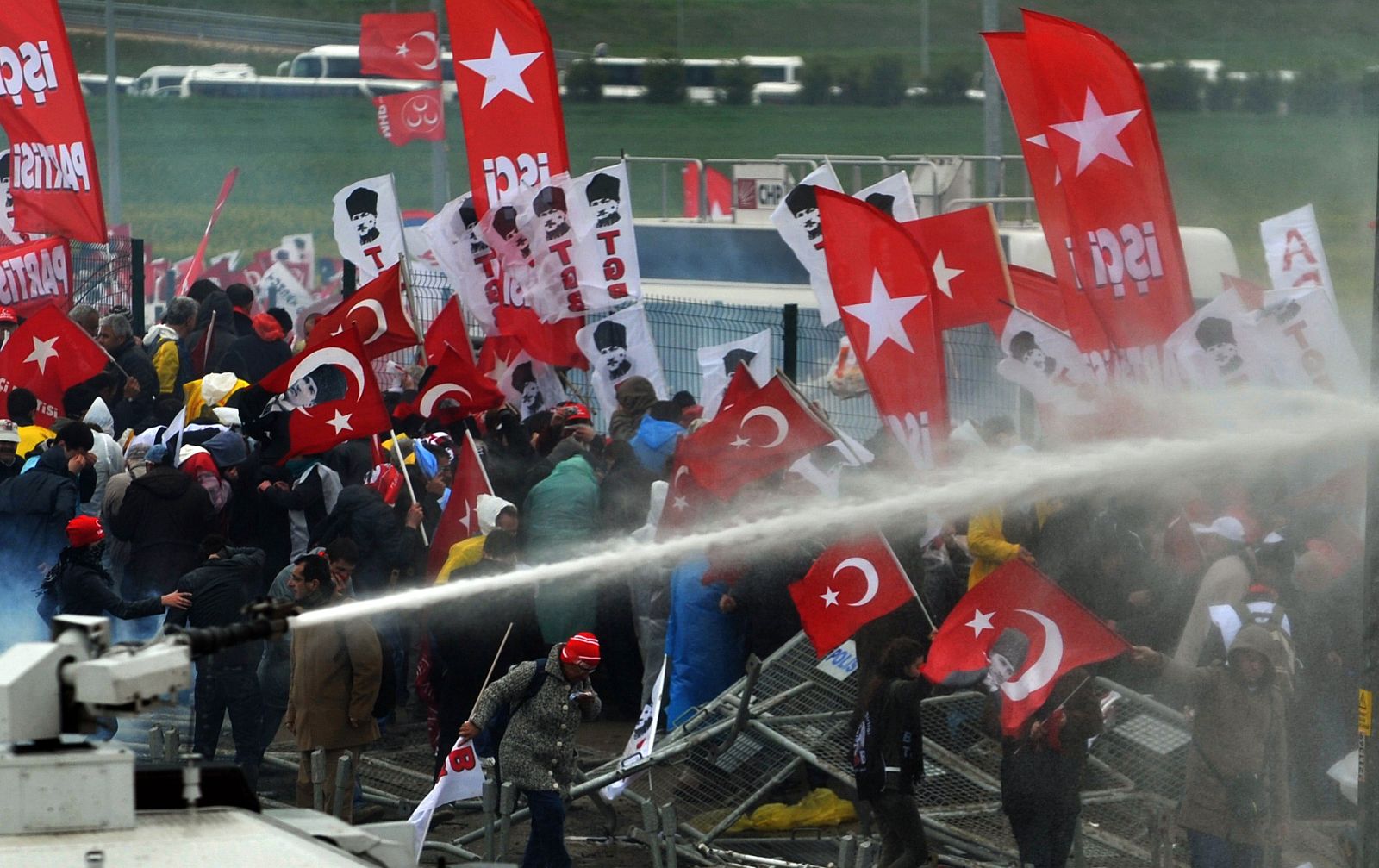 La Policía turca se enfrenta con material antidisturbios a los manifestantes que protestan por el juicio contra la red Ergenekon