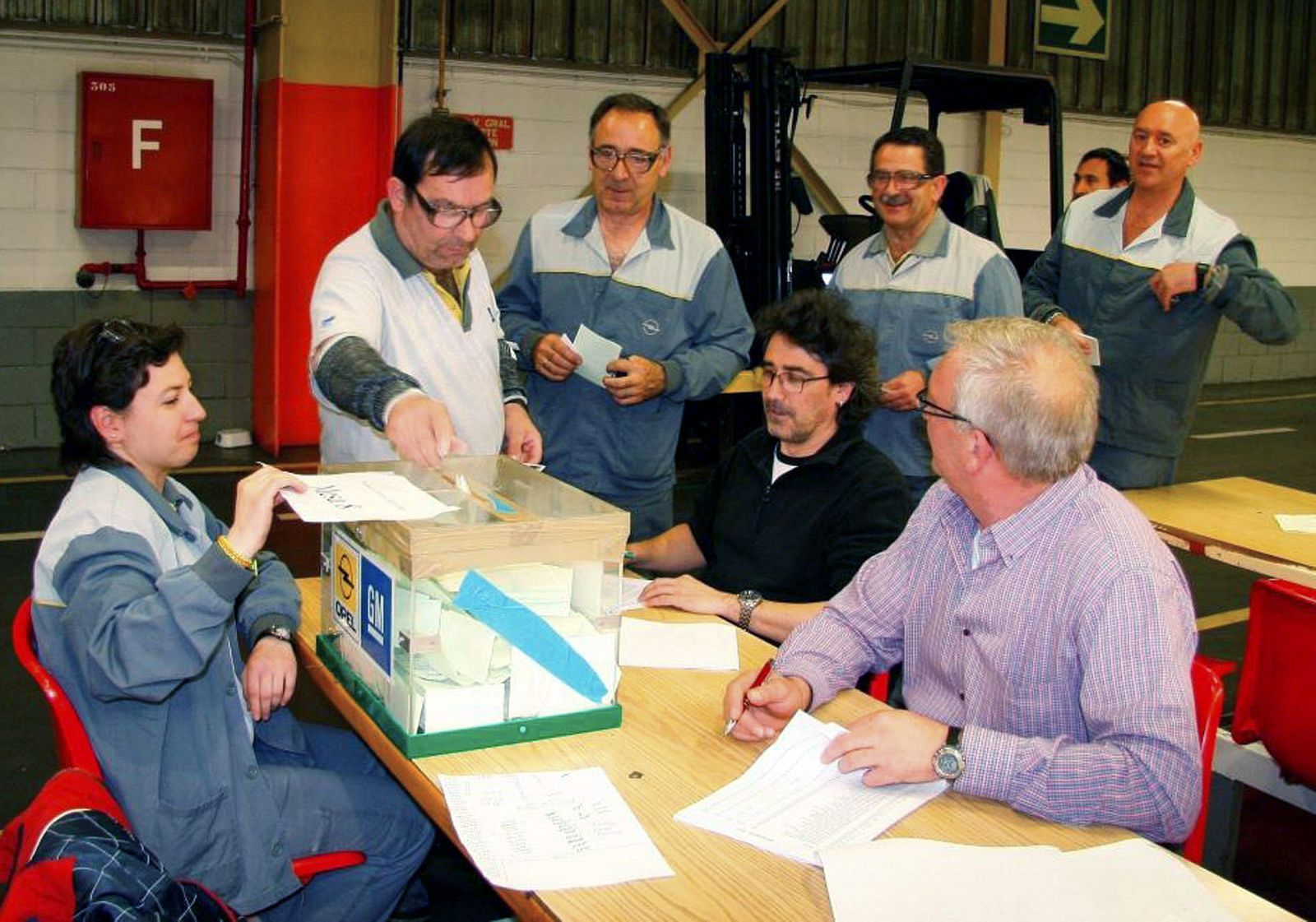 Trabajadores de la factoría de GM en Figueruelas durante la votación sobre la propuesta de preacuerdo sobre el convenio
