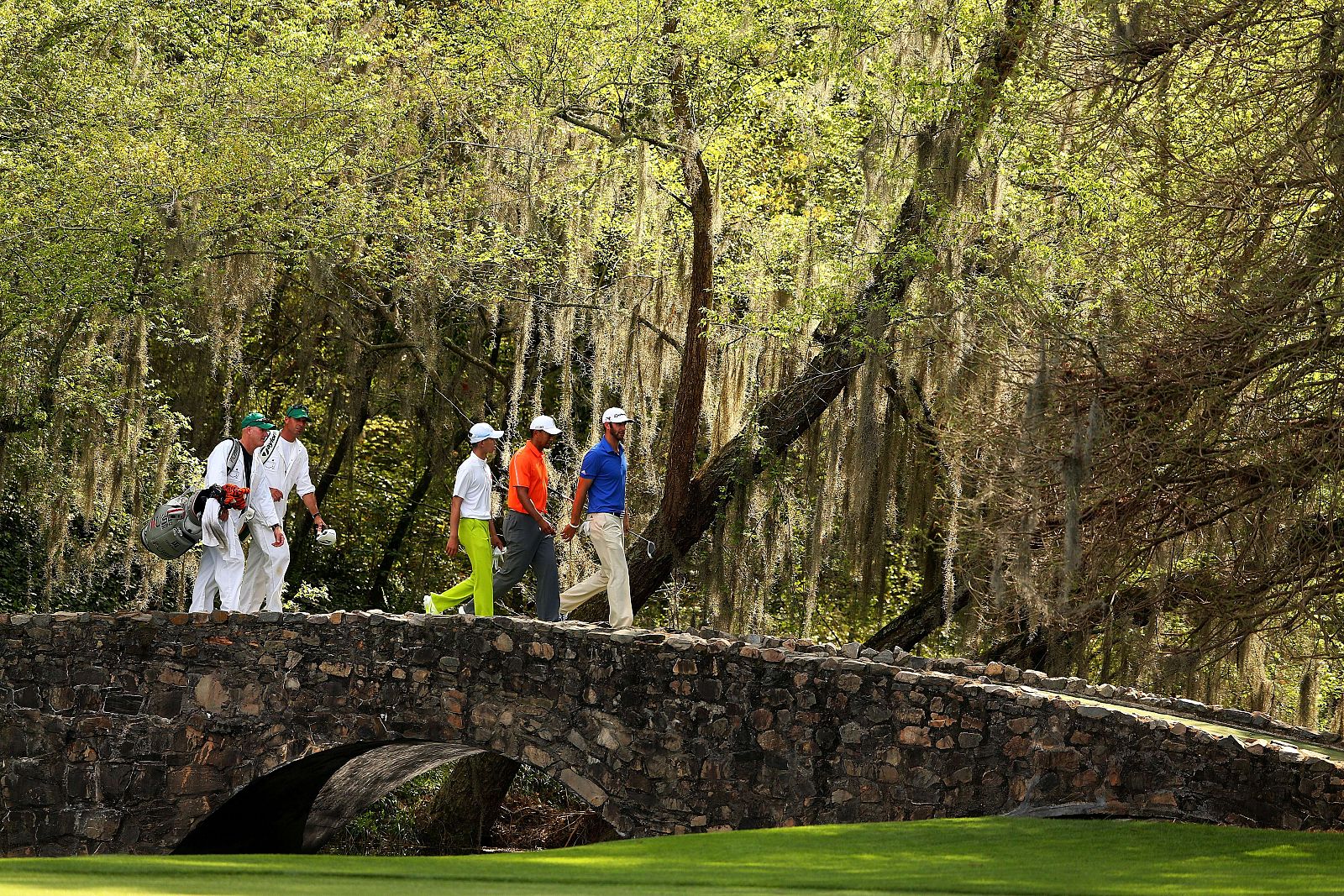 El chino Guan Tianlang , de 14 años, junto a Tiger Woods en el Masters de Augusta