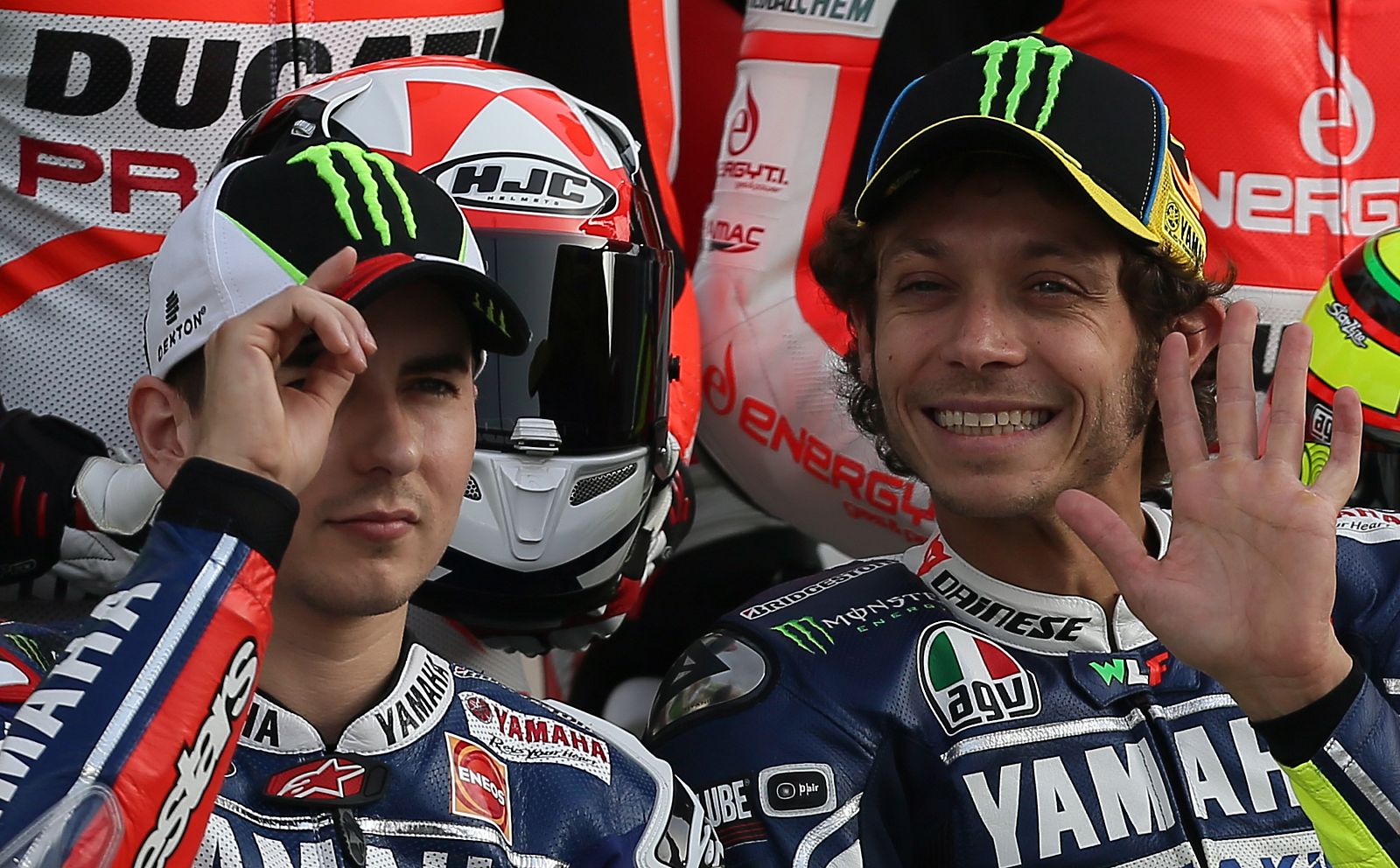 Jorge Lorenzo (i) y Valentino Rossi pilotos de Yamaha en MotoGP