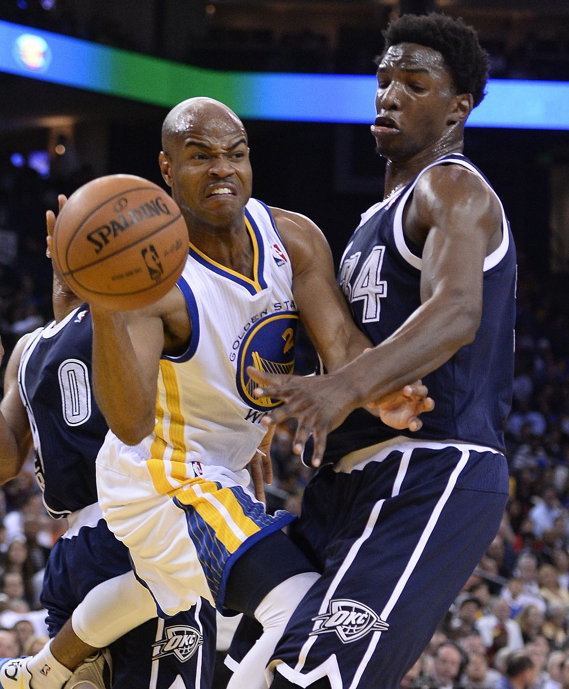 Jarrett Jack (i), de Warriors trata de pasar a Kevin Durant de Thunder
