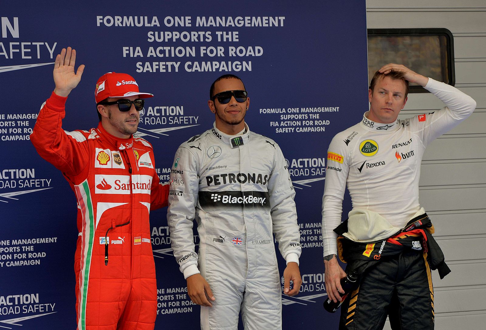 Hamilton escoltado por Alonso y Raikkonen tras lograr la 'pole'.