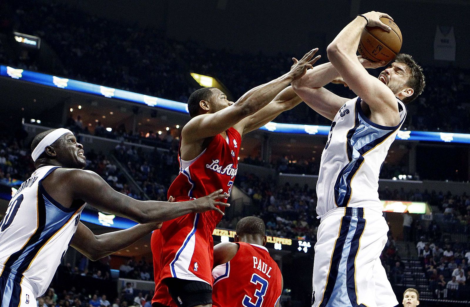 Marc Gasol recibe la personal de Green en un momento del partido contra los Clippers