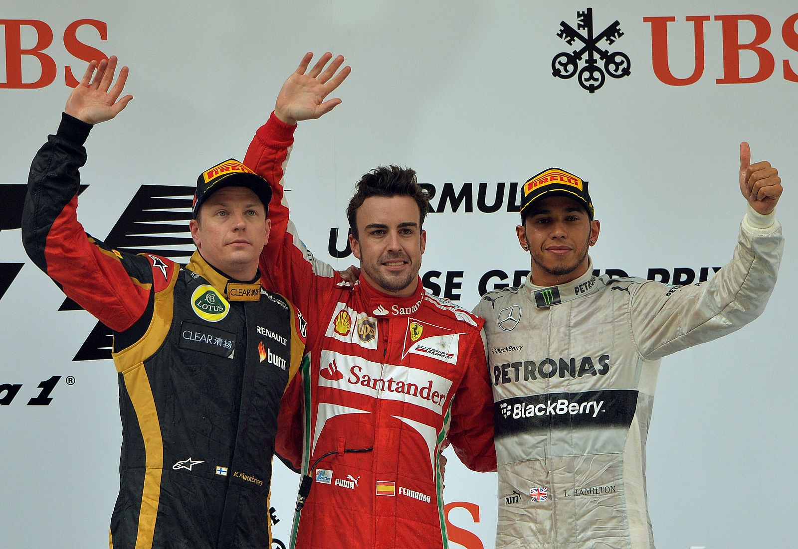 Fernando Alonso celebra su victoria en China, junto a Raikkonen (i) y Hamilton (d)