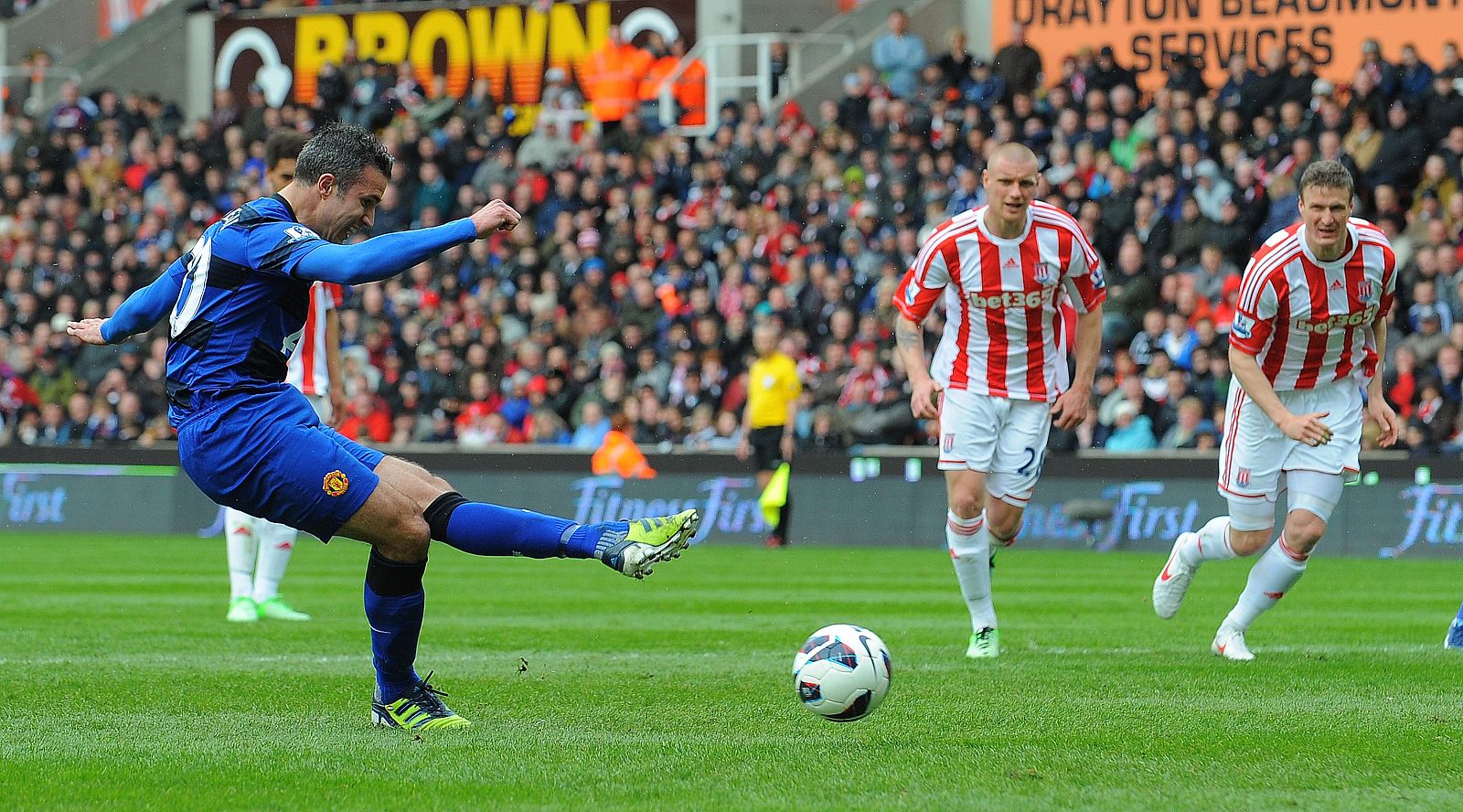 Van Persie anota el segundo tanto de su equipo, de penalti