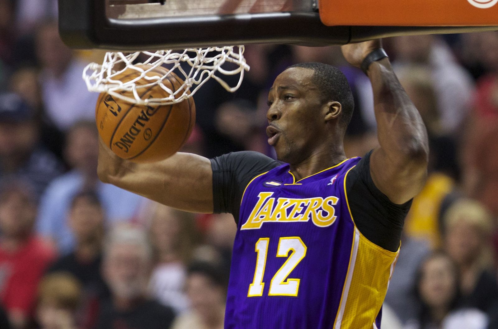 Dwight Howard, de los Ángeles Lakers, encesta colgándose del aro