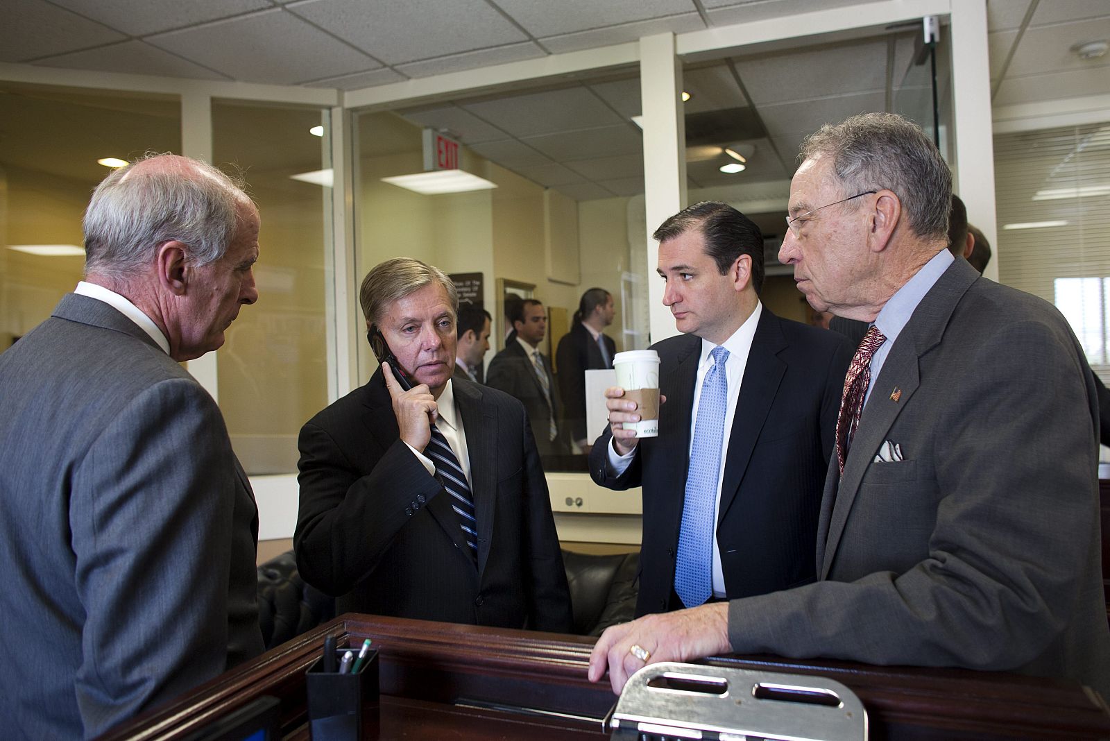Los senadores republicanos por Indiana, Dan Coats, Carolina del Sur, Lindsey Graham, Texas, Ted Cruz, y Iowa, Chuck Grassley, durante un debate sobre el control de armas celebrado en el Capitolio, Washington