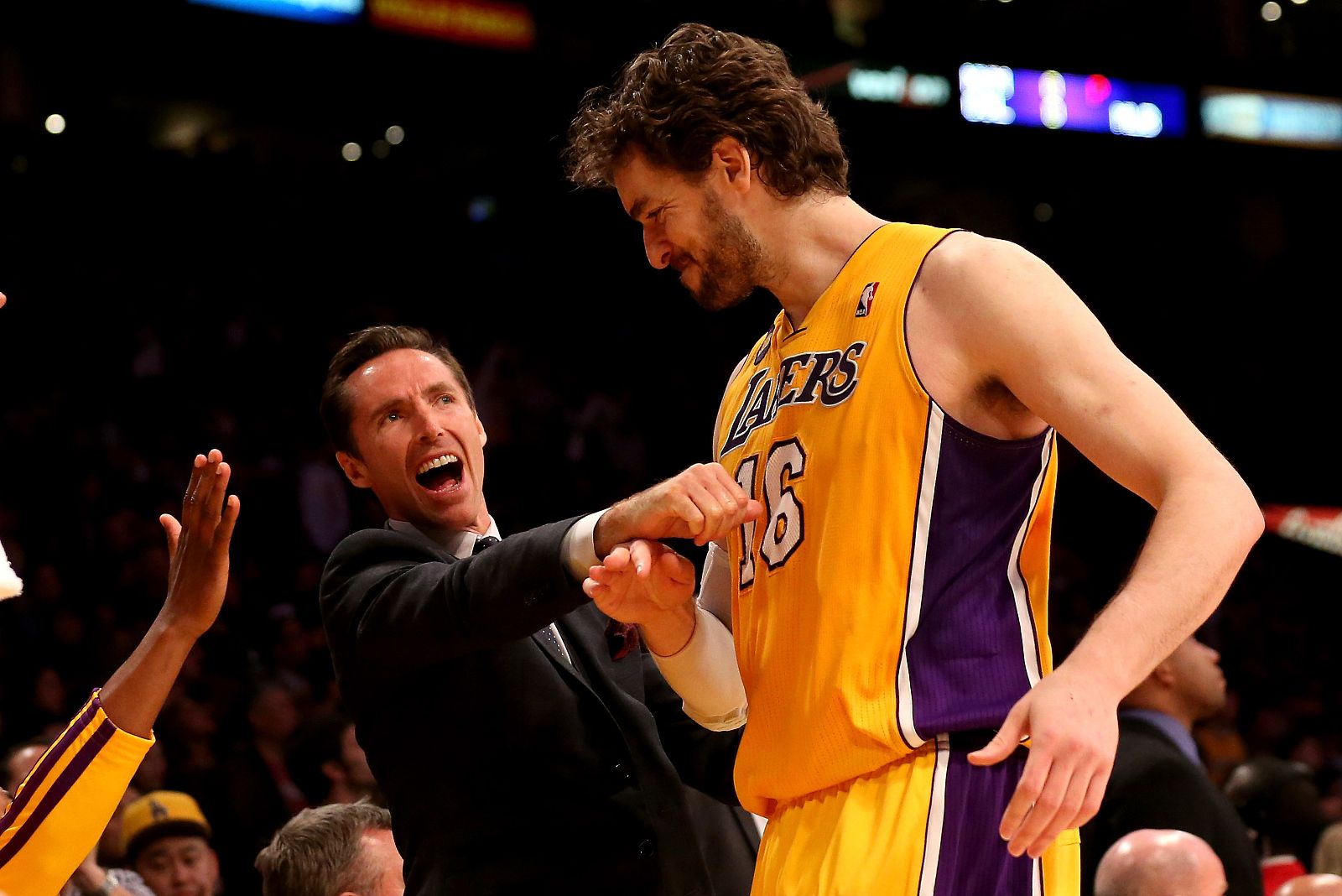 Steve Nash (i) felicita a su compañero Pau Gasol en el último partido te la liga regular de la NBA