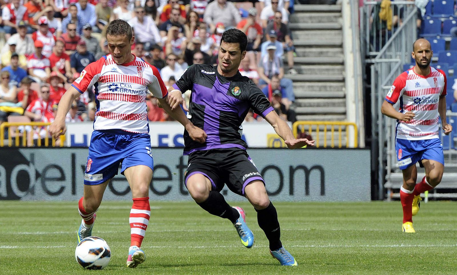 Gabriel Andrei Torje (i) y Javier Guerra luchan por el balón durante el partido.