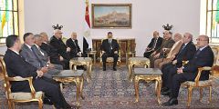 El presidente egipcio, Mohamed Morsi, anuncia que anulará la polémica reforma del poder judicial