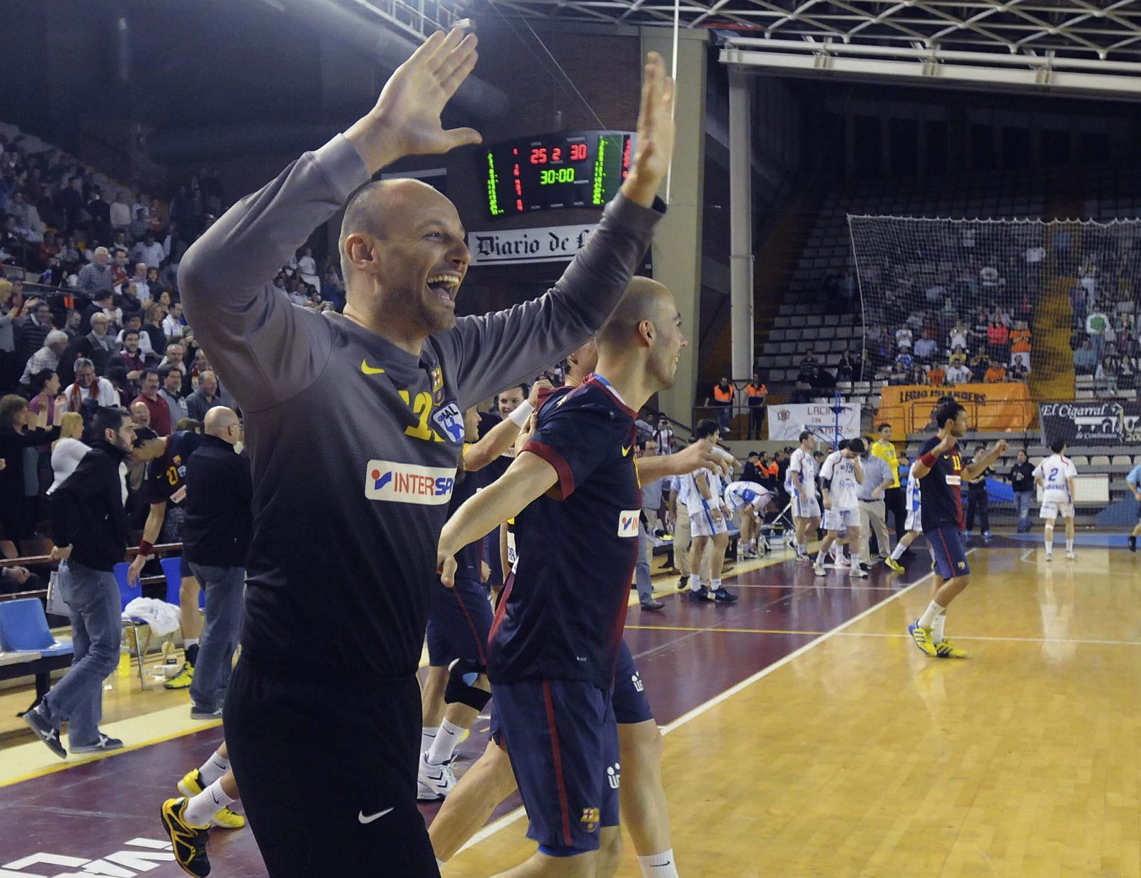 EL BARCELONA REVALIDA EL TÍTULO LIGUERO