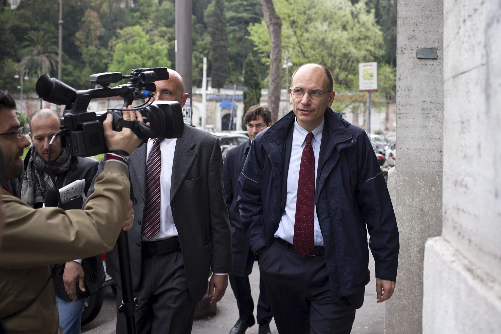 El hasta ahora vicesecretario general del Partido Demócrata (PD) Enrico Letta abandona su casa para acurid al Parlamento, este jueves