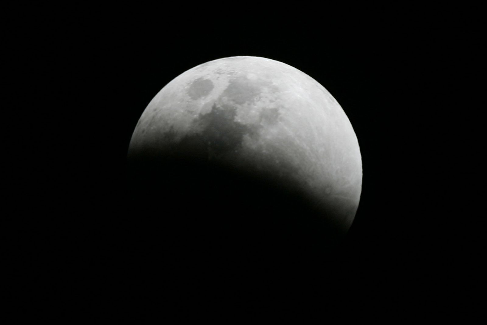 Esta noche habrá un eclipse parcial de Luna