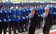 El presidente serbio pide perdón "de rodillas" por la matanza de Srebrenica