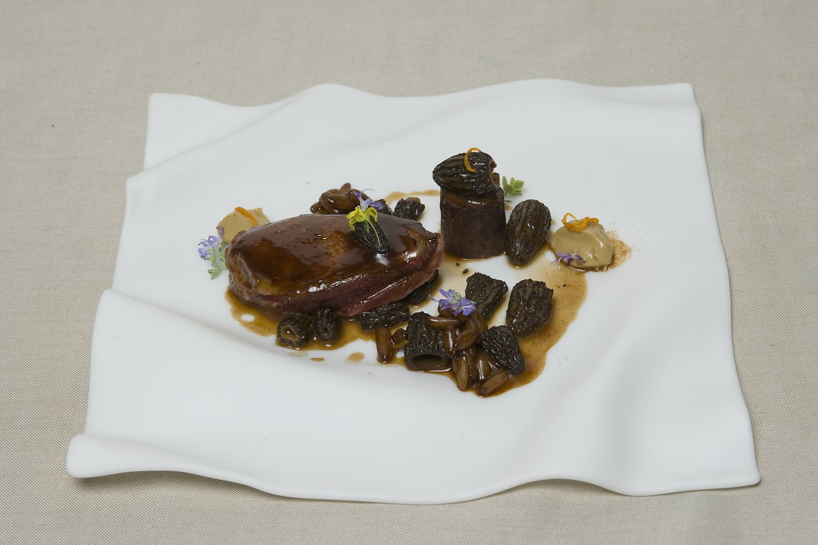 MasterChef - Pichón asado con royal de sus carnes, Colmenillas guisadas, rissotto de piñones, romero y kumquat