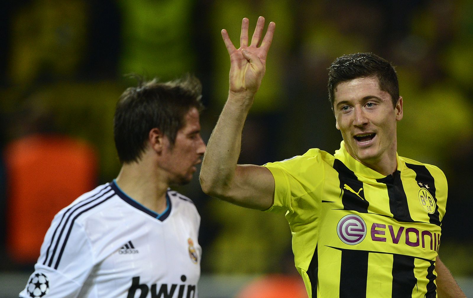 El delantero polaco del Borussia de Dortmund, Robert Lewandowski, celebra su cuarto gol al Real Madrid