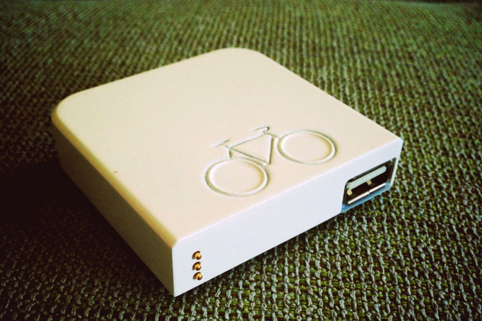 La batería portátil en la bici.