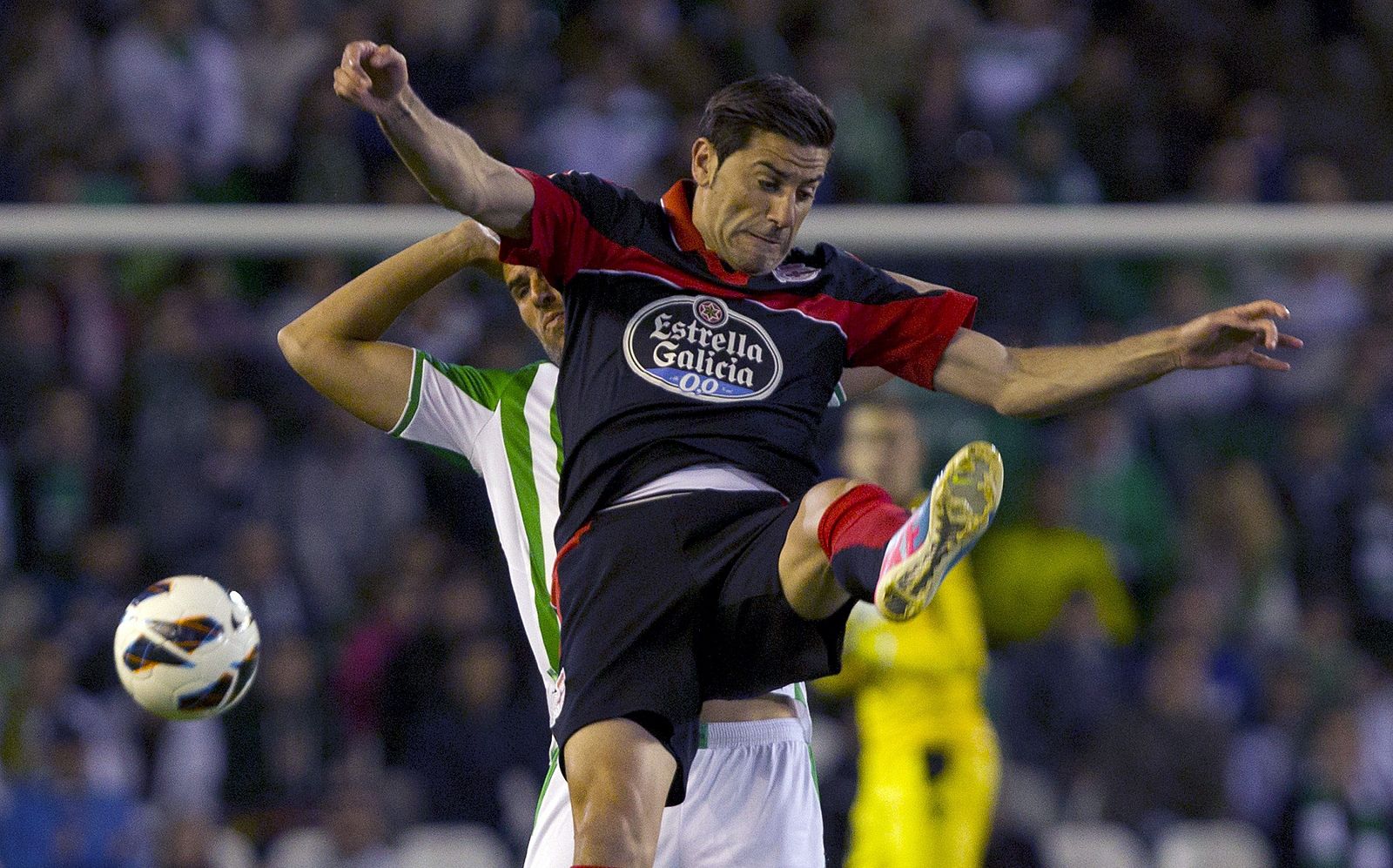 El defensa del Real Betis, Antonio Amaya (detrás), lucha el balón con "Riki"