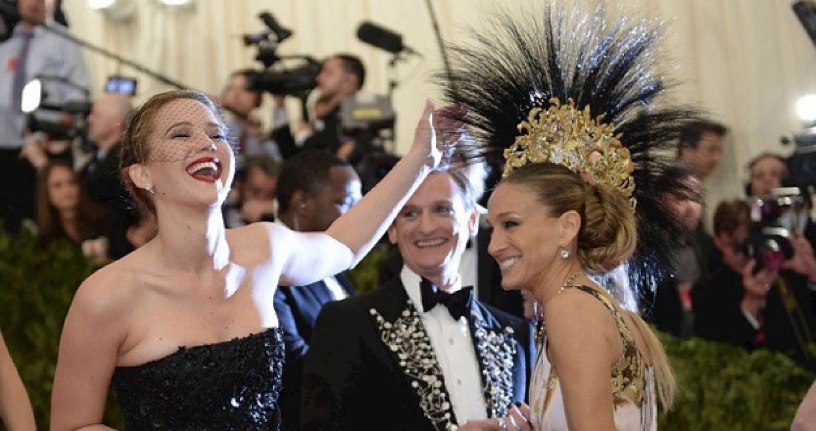 jennifer-lawrence-y-sarah-jessica-parker-en-la-gala-del-met-2013