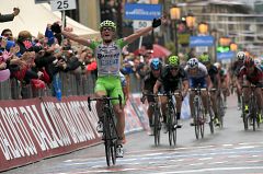El joven Enrico Battaglin se impone tras un día de perros en el Giro