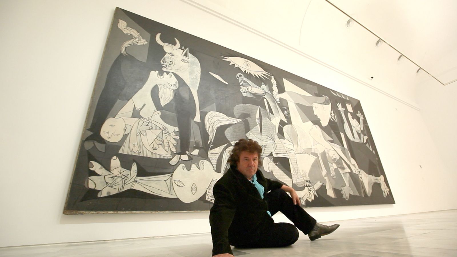 Enrique Morente, en un momento del rodaje ante el 'Guernica' de Picasso.