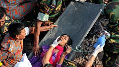 Rescatan con vida a una mujer 16 días después del derrumbe en Bangladesh