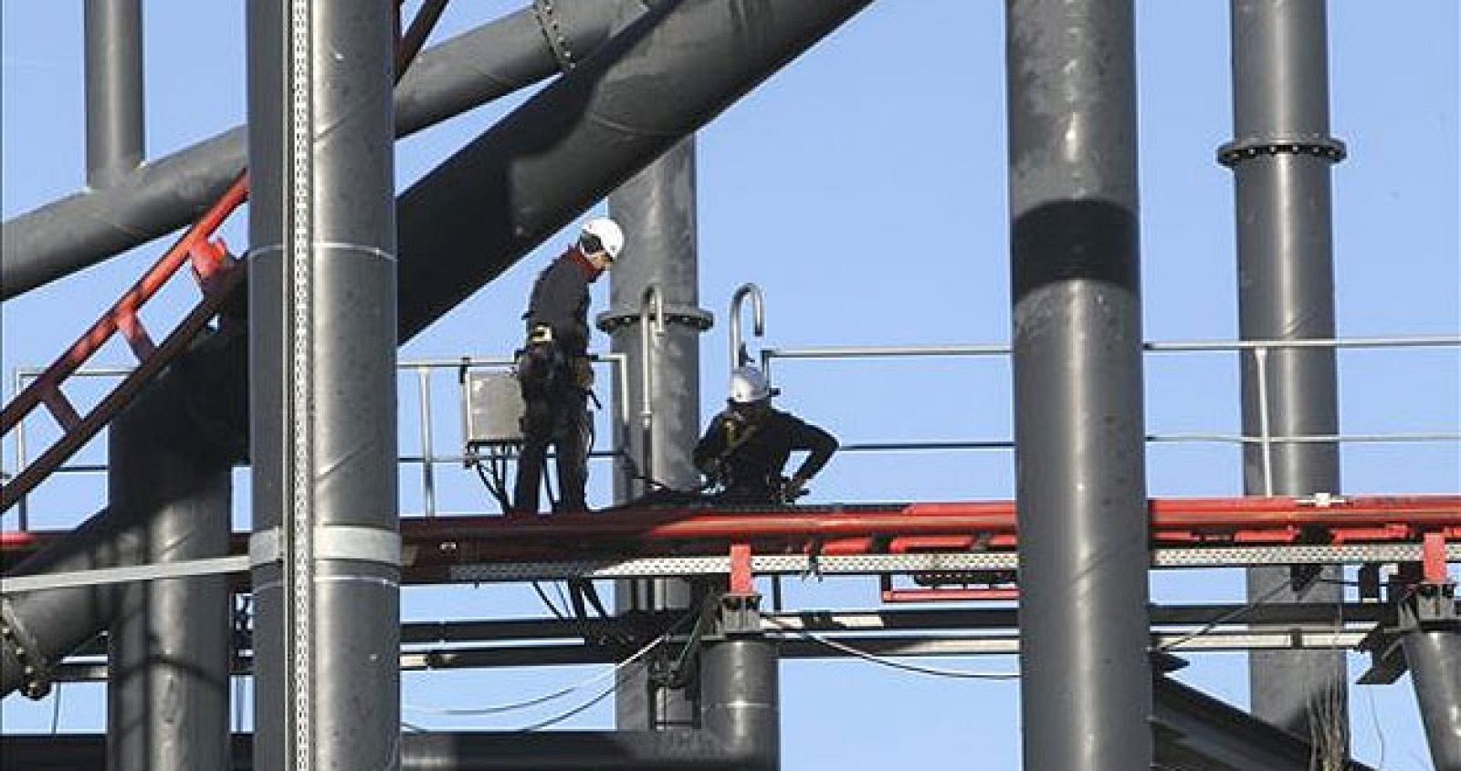 Dos operarios trabajan con medidas de protección