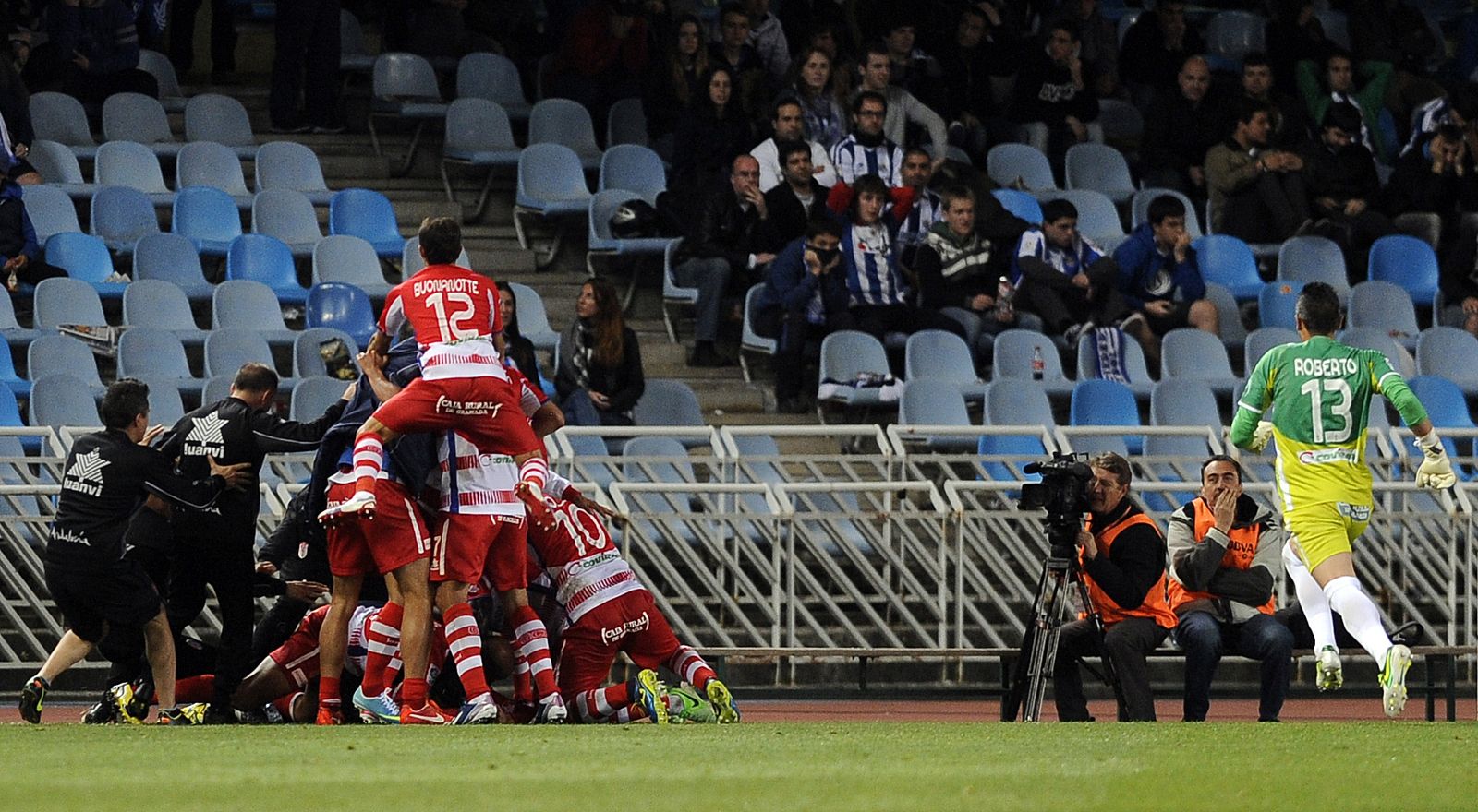 Los jugadores del Granada celebran el empate 'in extremis'