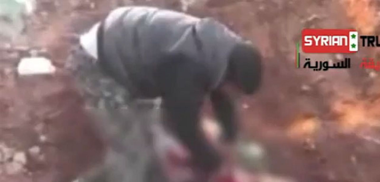 Imagen del vídeo en el que el supuesto rebelde sirio aparece arrancando el corazón a un soldado muerto